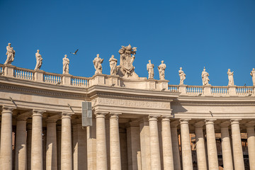 Zabytkowa kolumnada wraz z rzeźbami świętych i aniołów na placu św. Piotra w Watykanie	 - obrazy, fototapety, plakaty