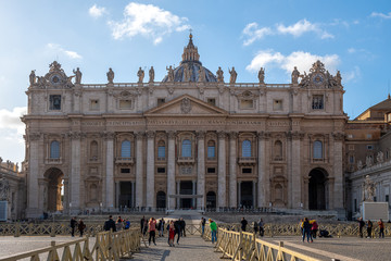 Główne wejście do Bazyliki świętego Piotra w Watykanie. Widać drewniane barierki ustawione aby zapewnić bezpieczeństwo - obrazy, fototapety, plakaty