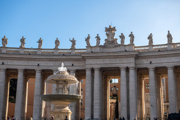 Piękna fontanna na placu świętego Piotra w Watykanie. W tle widoczna kolumnada oraz zabytkowe rzeźby. Włochy, Europa - obrazy, fototapety, plakaty