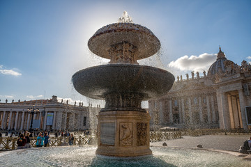 Piękna, zabytkowa fontanna na placu Św. Piotra w Watykanie, Piękny słoneczny dzień, wielu turystów. Włochy, Europa