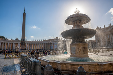 Fontanna oraz obelisk na placu świętego Piotra w Watykanie, Włochym Europa - obrazy, fototapety, plakaty