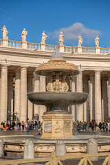 Piękna fontanna na placu świętego Piotra w Watykanie. W tle widoczna kolumnada oraz zabytkowe rzeźby. Włochy, Europa - obrazy, fototapety, plakaty