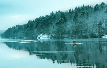 It is winter, frosty and slightly foggy. A lone canoeist paddles quietly across Lake Kåsjön in Partille. Paddla ensam i Kåsjön, ingen risk för covid-19