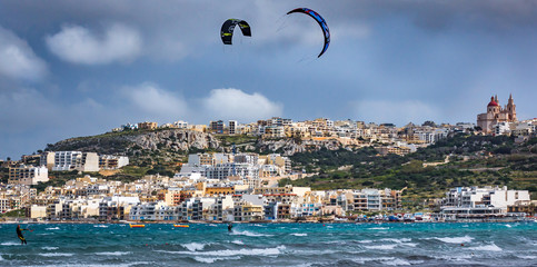 Kitesurfen vor der Silhouette von Mellieha auf Malta