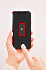 スマホを操作するイメージ 07