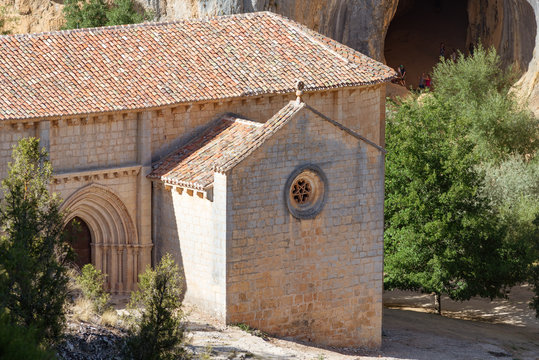 Detalle de la ermita de San Bartolom&eacute; y su roset&oacute;n estrellado, Ca&ntilde;&oacute;n del R&iacute;o Lobos. Tomada en Soria el 18 de agosto de 2019