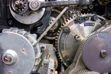 印刷機の駆動歯車群。精密機械、メカニカルイメージ