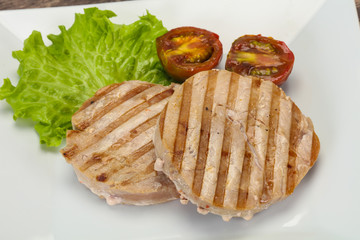 Grilled tuna steak with kumato