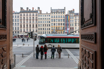France. Lyon. A la sortier du mus&eacute;e des Beaux-Arts, un bus passe sur la place de Terreaux.