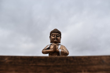 Buda dorado fondo cielo