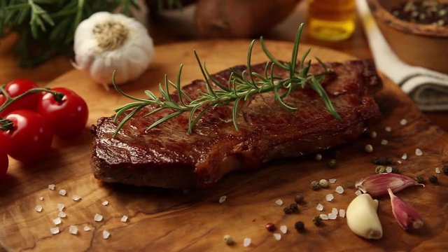 Medium Rumpsteak mit Pfeffer, Salz und Rosmarin