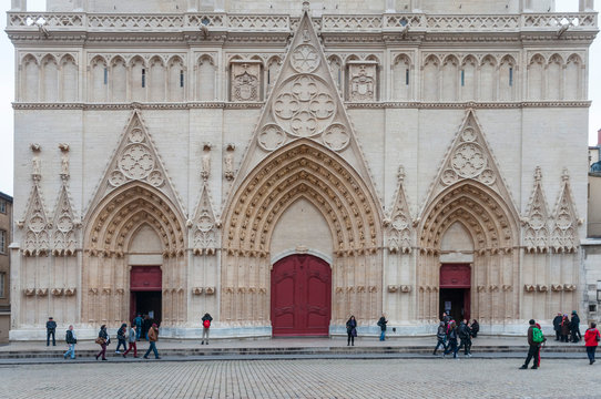 Lyon. France. Fa&ccedil;ade, parvis et portail de la cath&eacute;drale gothique Saint Jean.