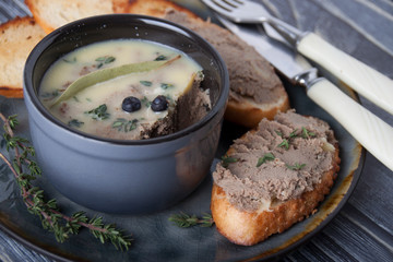 Chicken liver paste with thyme