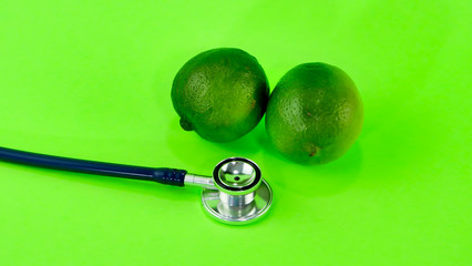 Deux limes et un stethoscope sur un arrière plan de couleur vert fluorescent