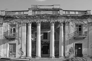 Obraz premium Old ruined building unsuitable for living.