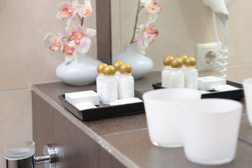 Fototapeta na wymiar Personal hygiene items on a shelf in the bathroom. The concept of development of hotel business.