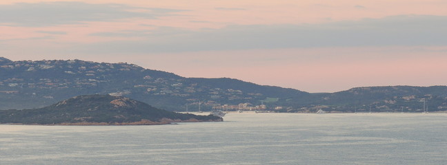 panorama costa isola tardo pomeriggio monti e mare