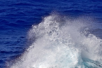 Fototapeta na wymiar Wellen auf Ozean