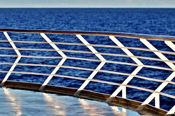 Reling auf Kreuzfahrtschiff