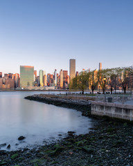 Naklejka premium Long Island city pier with view on Midtown Manhattan 