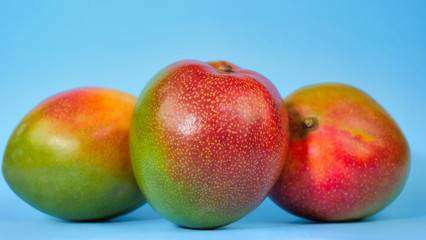 Trois manges sur un fond bleu