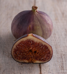 still life with figs on a wooden basis