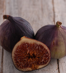 still life with figs on a wooden basis