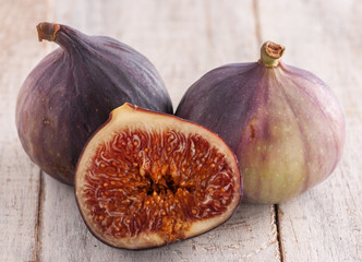 still life with figs on a wooden basis