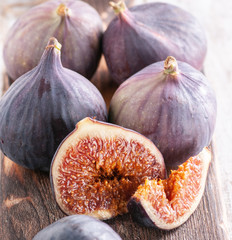still life with figs on a wooden basis