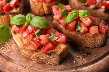 Classiche bruschette italiane al pomodoro fresco. olio extravergine di oliva, aglio, basilico e origano