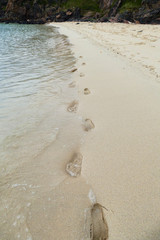 Fußspuren im Sand am Meer