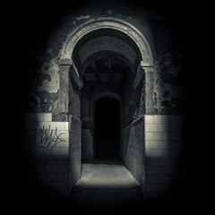 Entrada oscura y en la penumbra a habitación de edificio abandonado.