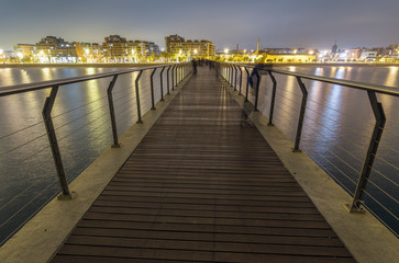 Fototapeta premium Vista del paisaje urbano nocturno desde el mirador del Puente del Petroleo de Badalona (Barcelona, Cataluña, España).