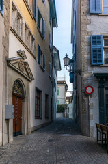 Obraz premium Narrow cobbled streets in the center of Zurich old town, deserted during the lockdown