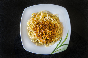 Spaghetti Bolognese, Napoli, vegan auf einem Teller 