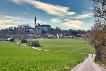 Kloster Andechs mit Feldweg im Frühling