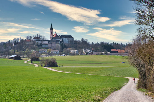 Kloster Andechs mit Feldweg im Fr&uuml;hling