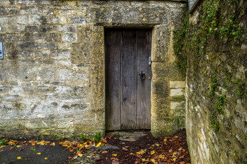 Plakat Old door in stone wall