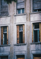 Fototapeta na wymiar old windows in old building