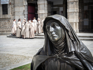 Novicias en la plaza de Santa Teresa de Jesus de Avila cerca de su Estatua