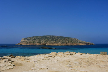 Fototapeta premium Deserted beach with turquoise waters, bright day