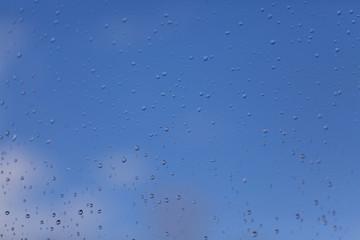 &Aacute;gua sobre o vidro ap&oacute;s chuva