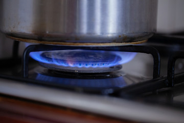 Fototapeta na wymiar Panela sobre o fogo alto no fogão