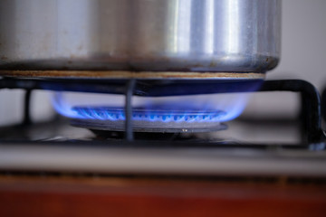 Fototapeta na wymiar Panela sobre o fogo alto no fogão