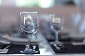 Taças de vidro sobre a mesa de restaurante Português