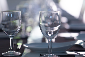 Taças de vidro sobre a mesa de restaurante Português