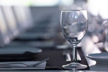 Taças de vidro sobre a mesa de restaurante Português