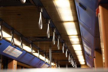 Interior do metro de portugal com iluminação mais fraca