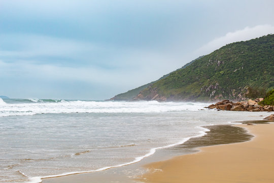 Mar revolto na costa verde  da praia  de Açores,  Florianópolis - SC, Brasil