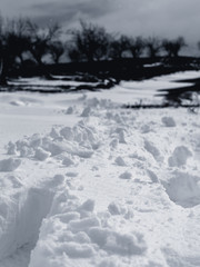 Camino de nieve durante el invierno en la montaña